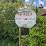 Schild Shana Seminarhaus