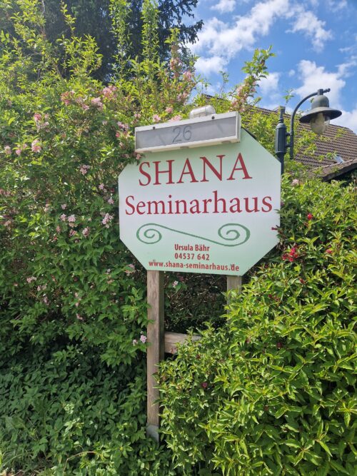 Schild Shana Seminarhaus